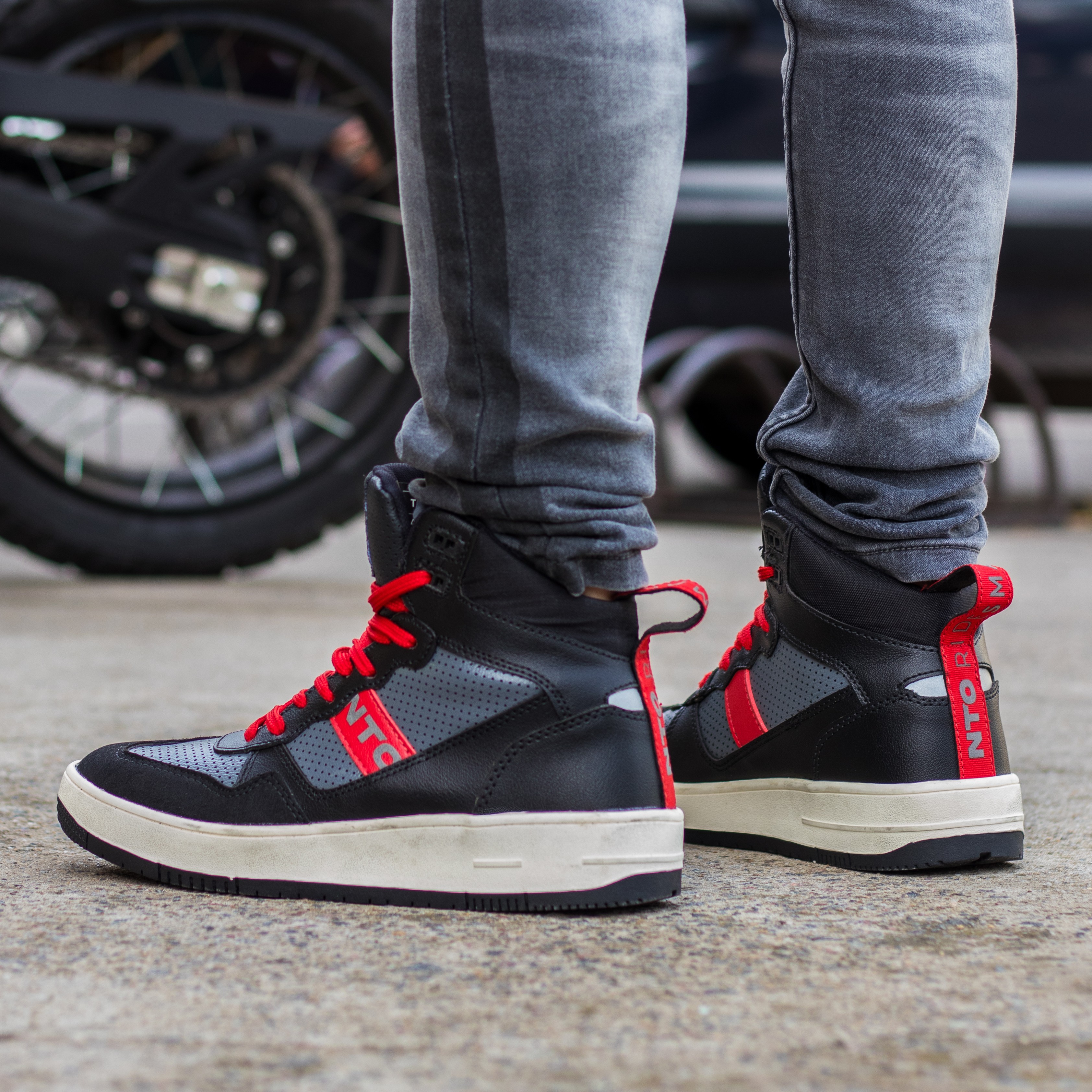 Sneaker NTO Commuter Hombre Negro / Rojo